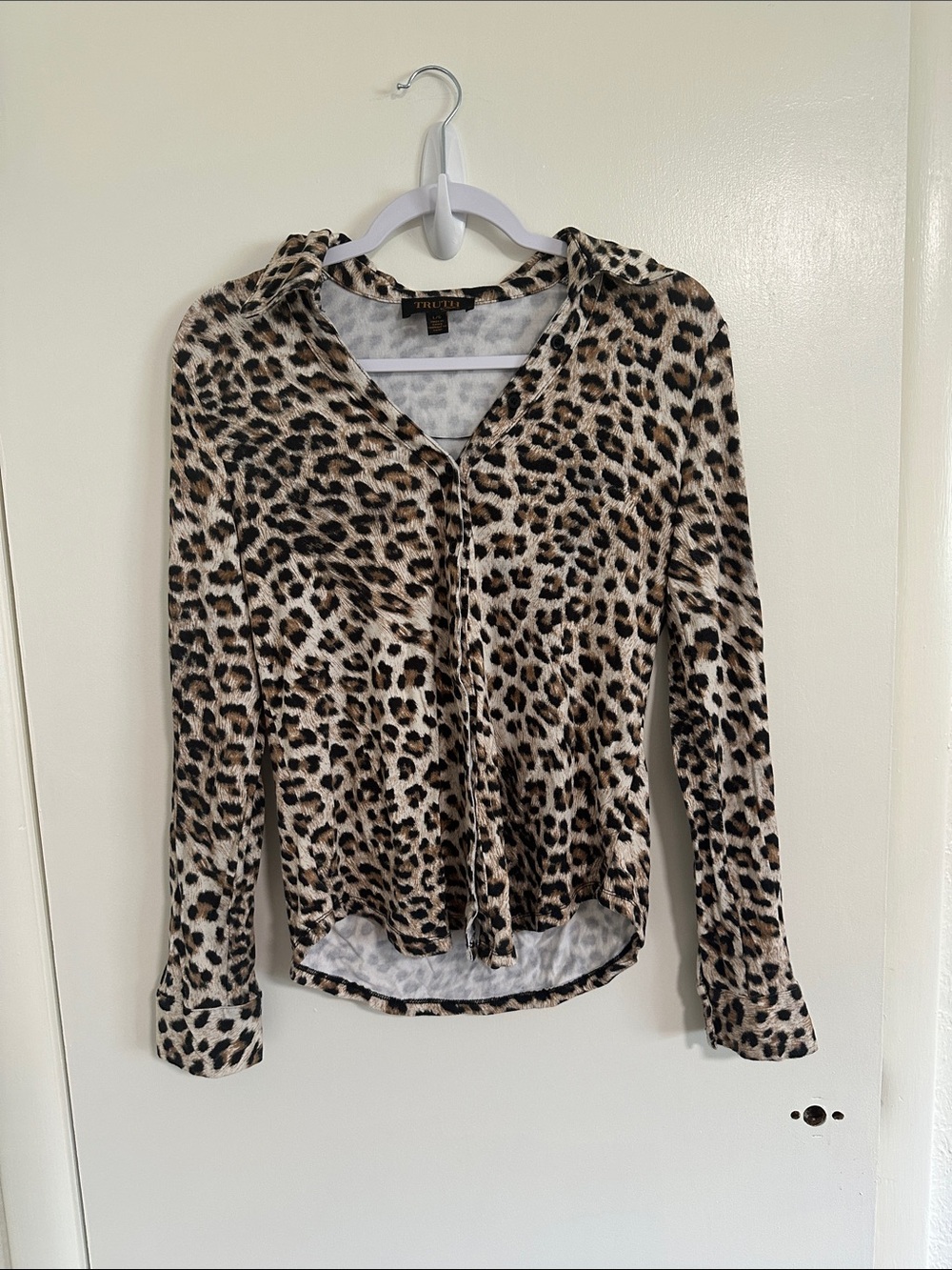 Truth by Republic Leopard Print V-Neck Long Sleeve Top Size Large